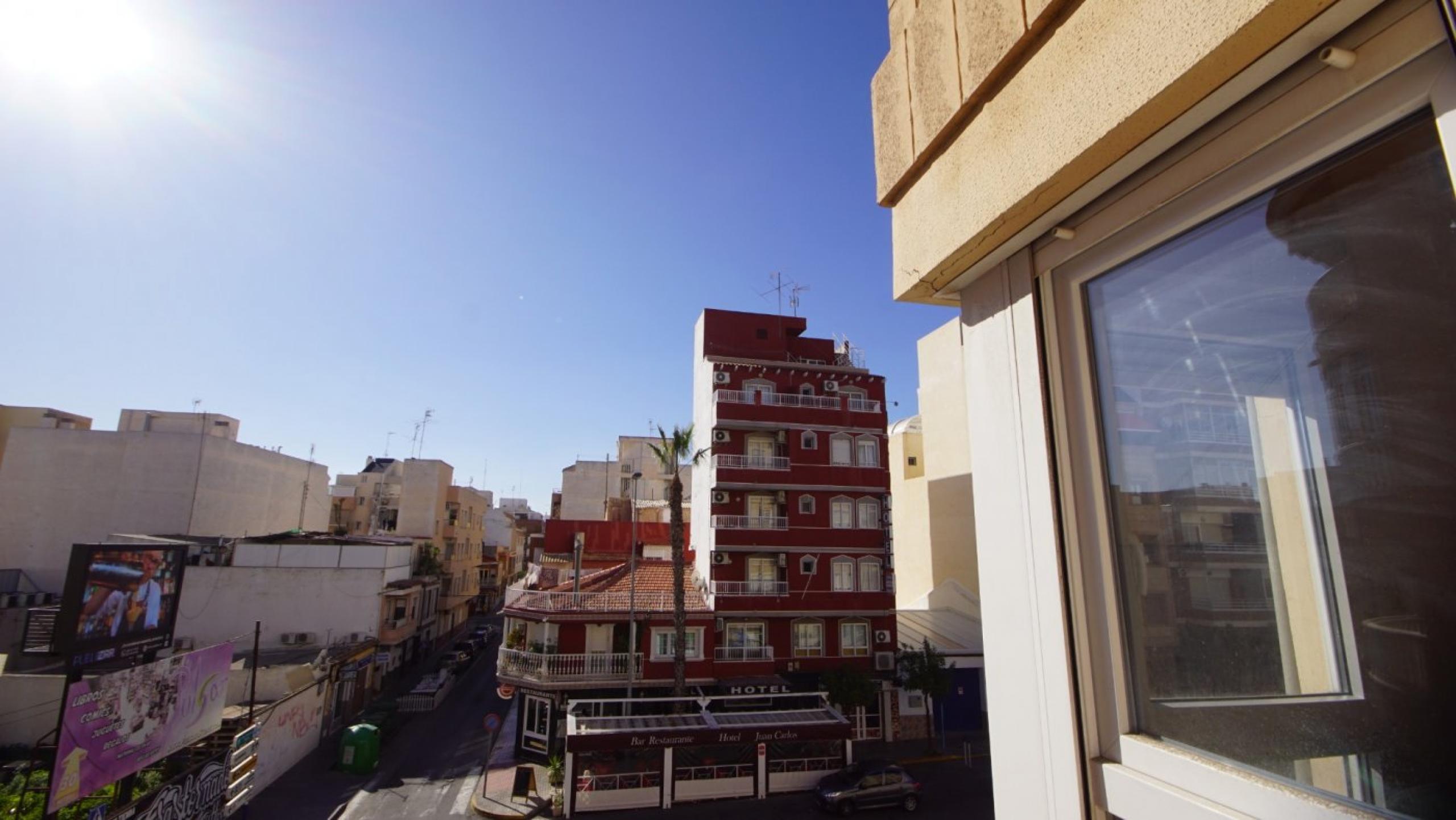 Grand appartement rénové dans le centre de Torrevieja.