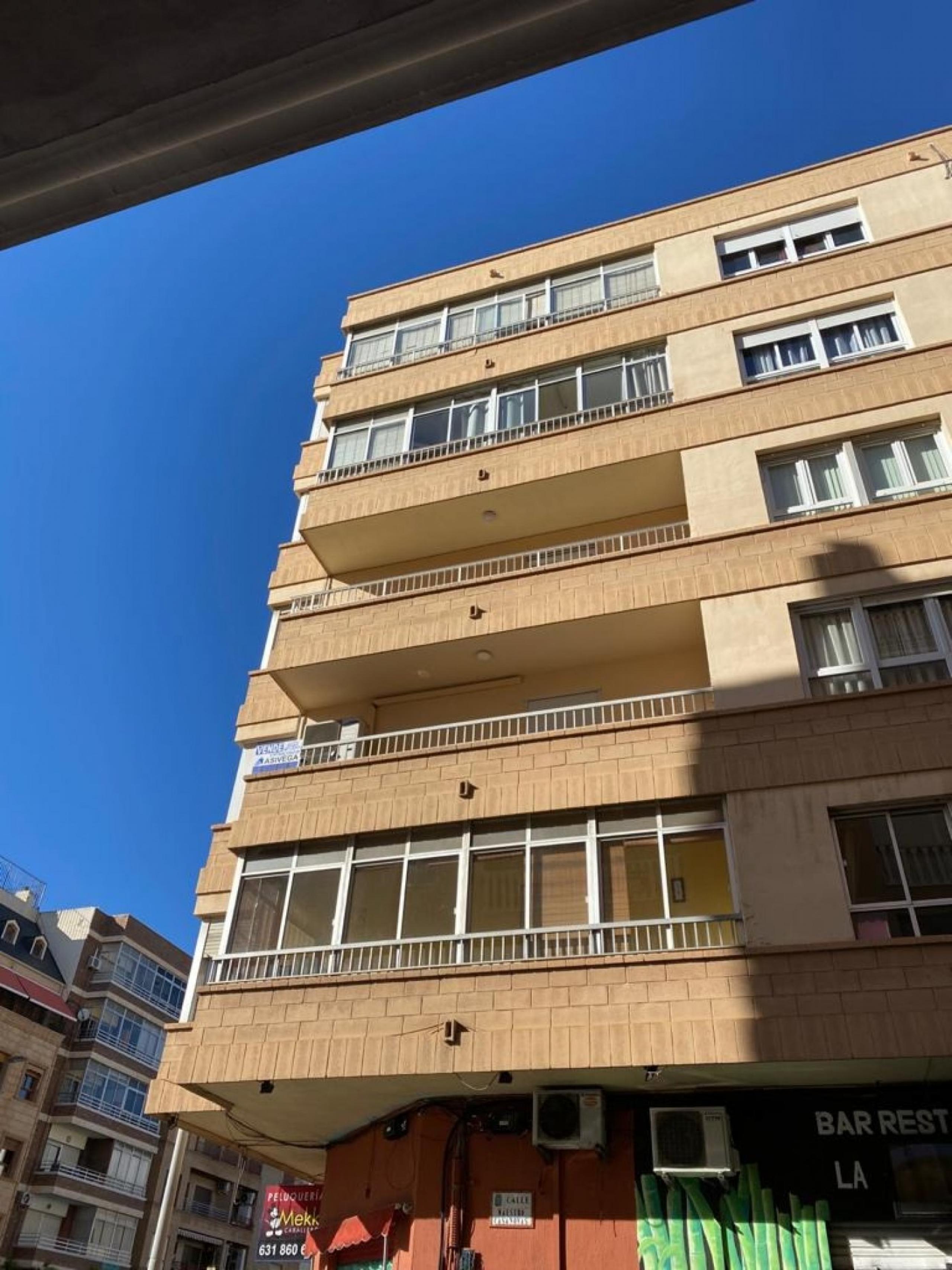 Grand appartement rénové dans le centre de Torrevieja.