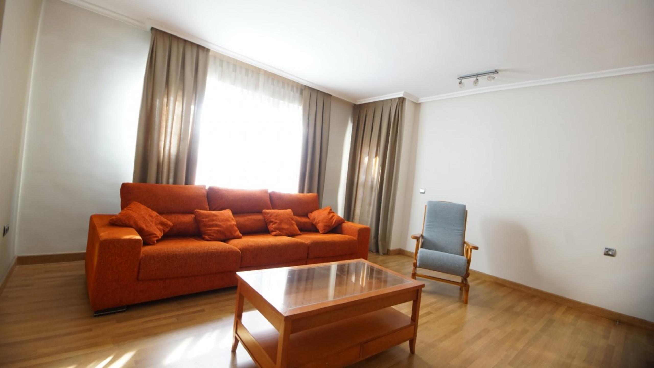 Grand appartement rénové dans le centre de Torrevieja.