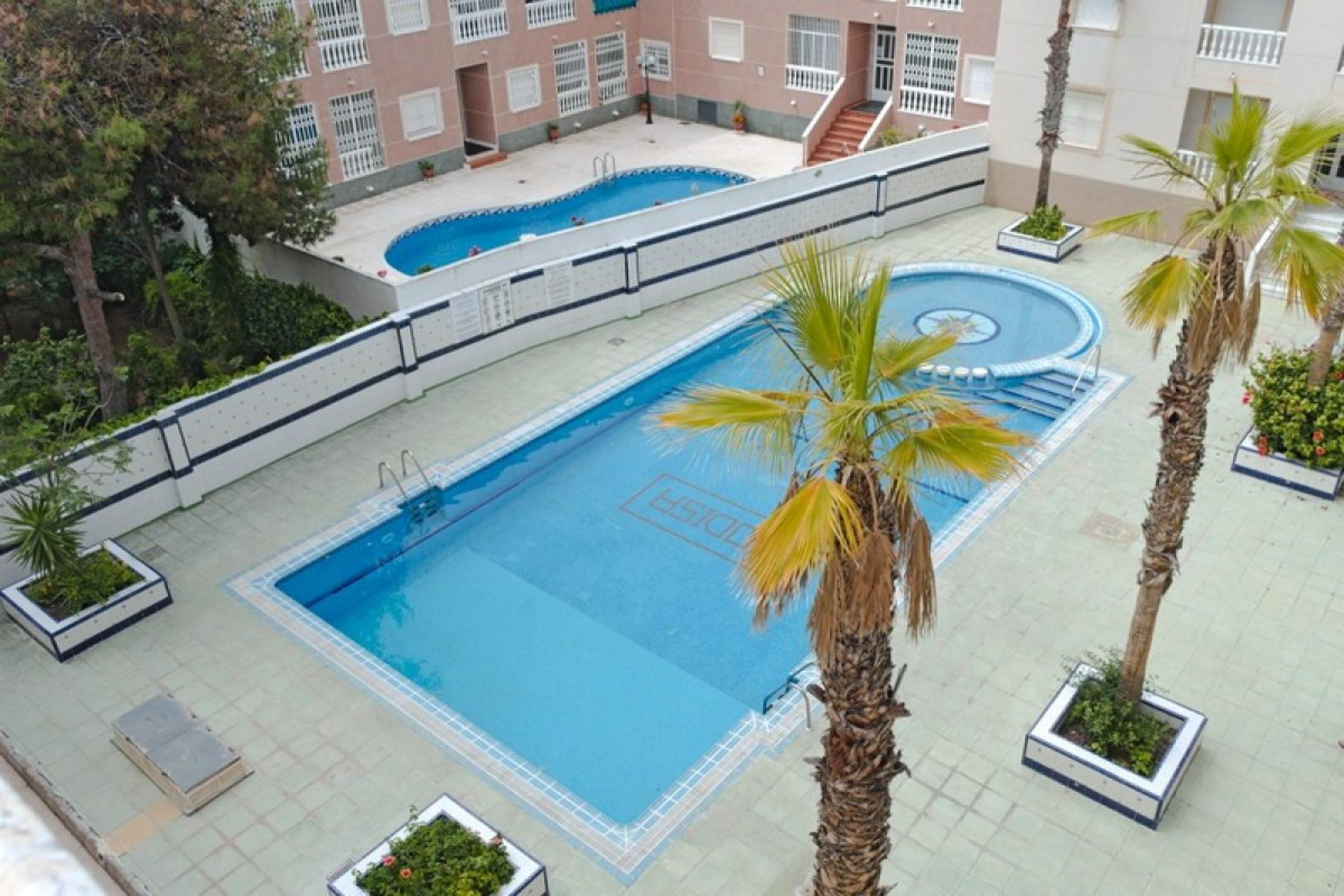 Rez-de-chaussée, 2 chambres et piscine commune à Torrevieja