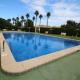 Beau bungalow au rez-de-chaussée avec un grand patio, une vue imprenable et une piscine communale