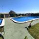 Beau bungalow au rez-de-chaussée avec un grand patio, une vue imprenable et une piscine communale